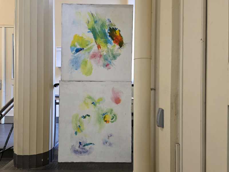 Installation von Gemälden bei den 48-Stunden-Neukölln 2025 (Kirsten Kötter)