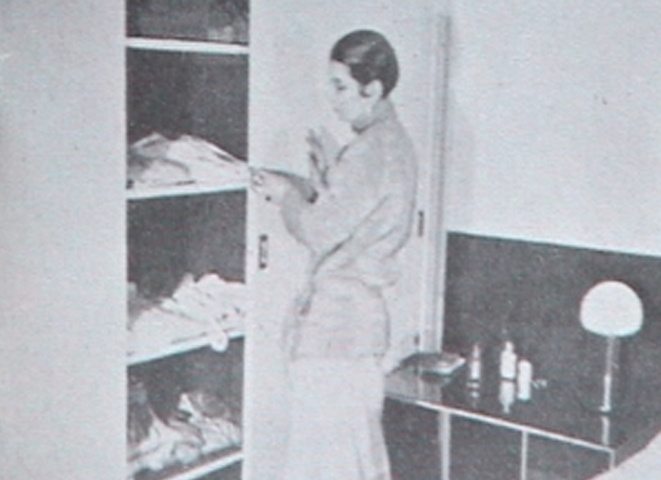 "Wohnmaschine" (Unité d'Habitation), 2002, installation, projection 3:
  'Architects, didactic material' / 'Architekten, Didaktisches',
  video: reproduced photographs (Kirsten Kötter)