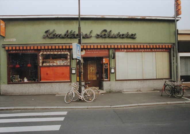 "Vom Kreislauf des Geldes" (Circulation of money), 
  installation by Kirsten Kötter, 
  exhibited at: "Dort" (There), 
  symposium for public art, Gießen 1998, 
  photograph: shop window of a retail store
