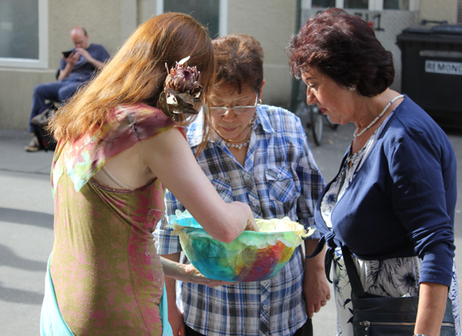 Kirsten Kötter: Take Part, Partizipatorisches Projekt, 48 Stunden Neukölln, Berlin, 15.06.2013, Verteilen der Prints