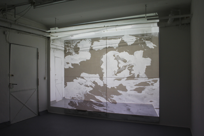 Kirsten Kötter: Transit / Transit (Klimawandel), 2015, Projektraum basis Frankfurt am Main, Video auf Malerei, 260 x 300 cm