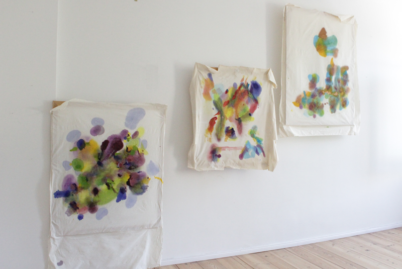 kirsten-koetter_2017-08-07_lila-gruen_2017-06-01_rot_2017-06-14_tuerkis_fischteich_8005, painted textile on frame 98 × 115 cm, 83 × 100 cm, 98 × 130 cm, oil on fabric three-dimensional (Kirsten Kötter)