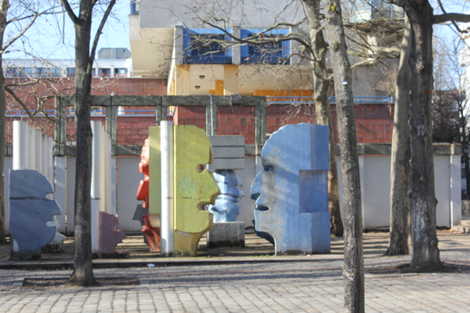 Foto Kopfskulpturen, Briesestraße / Falkstraße, Rollbergsiedlung, Neukölln, Berlin (Foto: Kirsten Kötter)